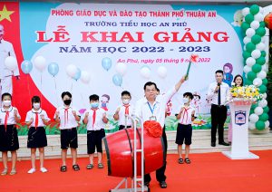 Thầy Hiệu trưởng đánh hồi trống khai trường đầu năm học mới.