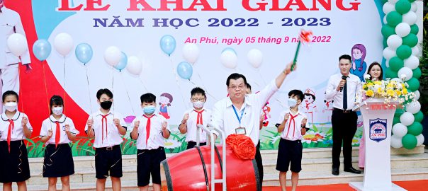 Thầy Hiệu trưởng đánh hồi trống khai trường đầu năm học mới.